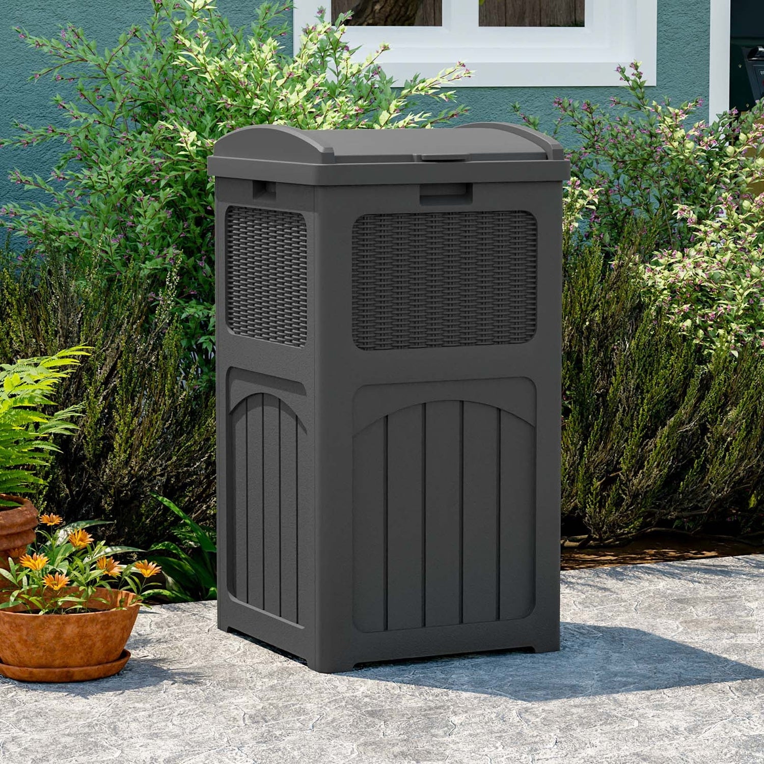 Outdoor trash can